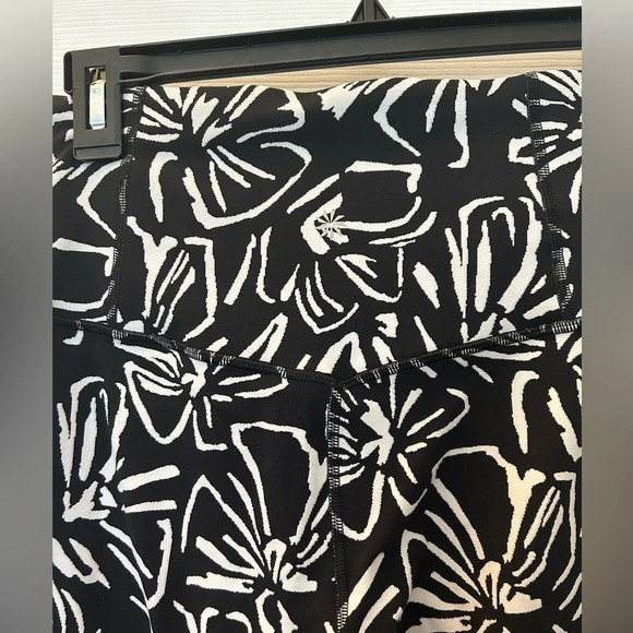 Athleta Elation Textured 7/8 Tight Legging Size Large UPF 50+ Protection Pull On - Picture 6 of 6